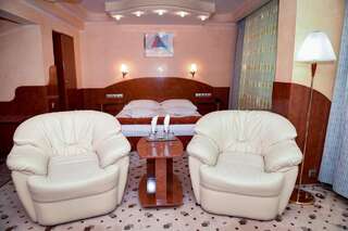 Отель Hotel Carpati Бая-Маре Улучшенный двухместный номер с 1 кроватью-6