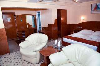 Отель Hotel Carpati Бая-Маре Улучшенный двухместный номер с 1 кроватью-7