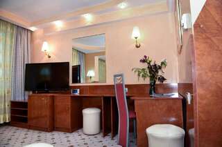Отель Hotel Carpati Бая-Маре Улучшенный двухместный номер с 1 кроватью-10