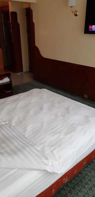 Отель Hotel Carpati Бая-Маре Номер с кроватью размера "king-size" - Доступ для гостей с ограниченными физическими возможностями / Душ, доступный для гостей с ограниченными физическими возможностями-4